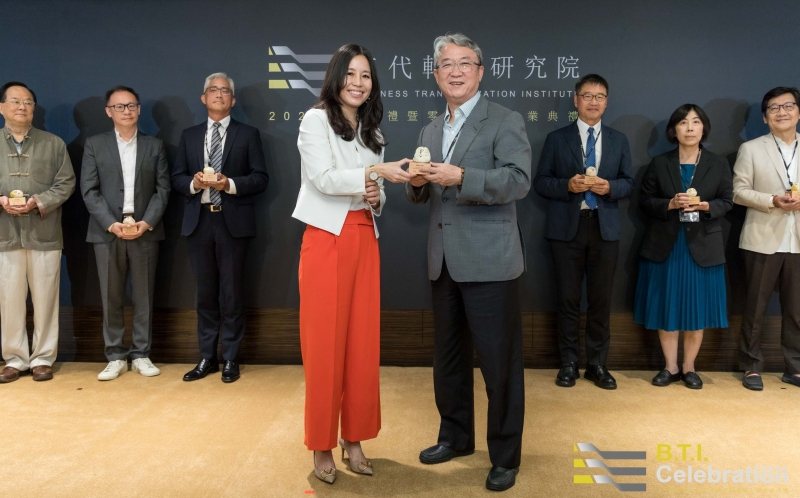 數總理事長黃怡穎（前排左）感謝與歡迎三代轉型研究院」堅強業師陣容，包括全聯實業前副董事長謝健南（前排右）、振鋒企業董事長洪榮德（後排右三）、台灣麥肯行銷傳播集團董事長張志浩（後排右一）等。 數總／提供