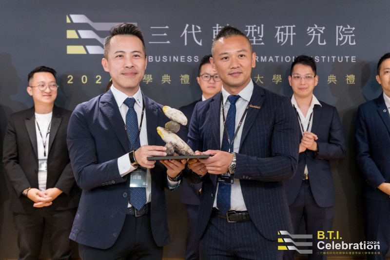 明昌國際工業董事長張庭維（前排左起）代表「零碳大學」學長，歡迎偉勝乾燥工業總經理陳玟翰與其他共16位企業新生代與創業家，成為「三代轉型研究院」首届學員。