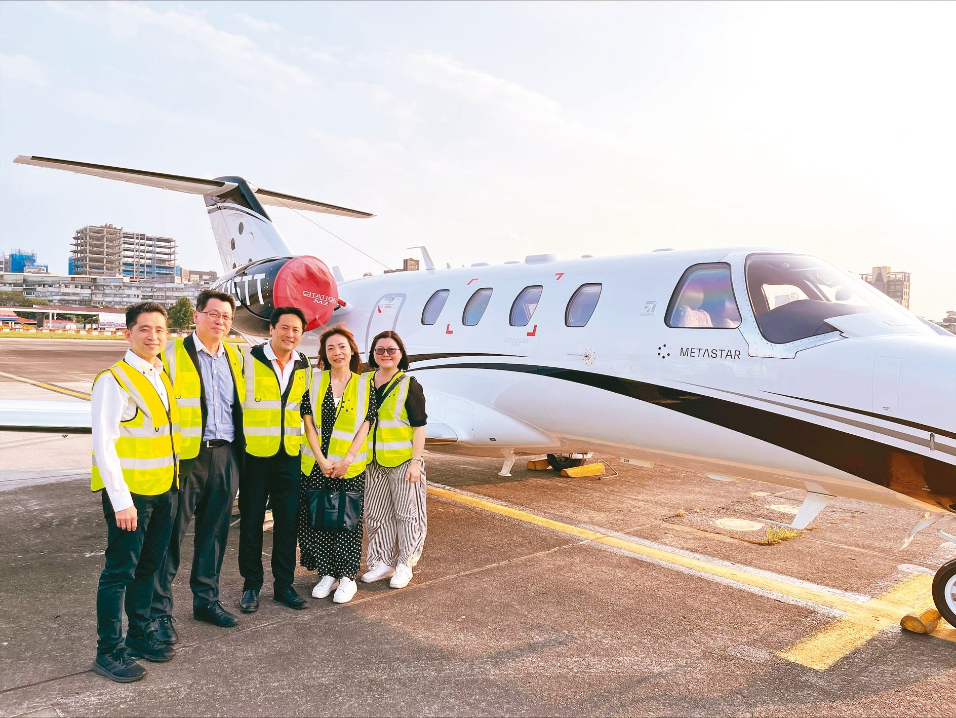 沅星航空創辦人盧浩智（中）與「創業盟友」萬旭電業董事長張程欽（左一），歡迎數總執行長王怡雯（右二）等人體驗公司第一架私人飛機。