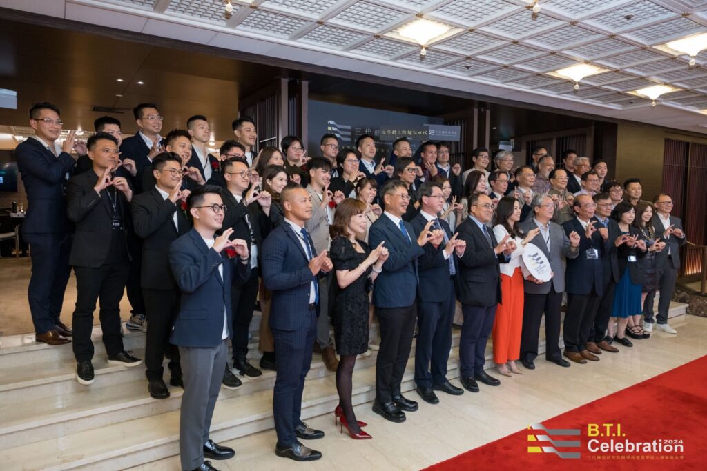 三代轉型研究院於 2024 年開幕典禮上，來自各界的業師和嘉賓們齊聚一堂，共同慶祝這一重要時刻。大家在活動中展示了象徵團結和創新的手勢，表達了對三代轉型研究院未來發展的支持與期待。（圖：臺灣數位企業總會）