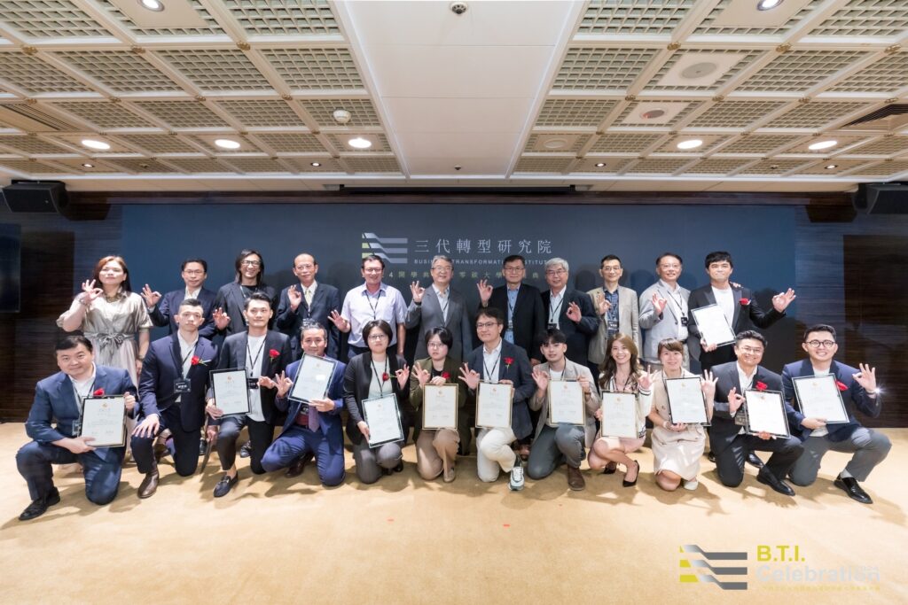 圖中為臺灣數位企業總會零碳大學的畢業生，他們手持證書，臉上洋溢著自豪與喜悅，象徵著一段充滿挑戰與成就的旅程圓滿結束，也展現了未來在零碳轉型道路上的光明前景。（圖：臺灣數位企業總會）