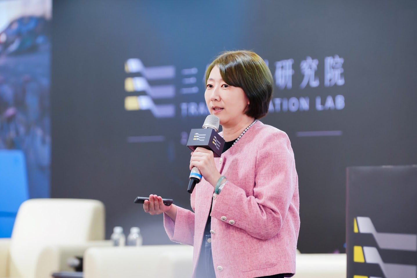 「面對能見度極低的複雜變局，領導者必須卸下『給答案』的規劃者包袱，化身為引導團隊前行的探路人。」Google 台灣總經理林雅芳於峰會中分享教練式領導的底層邏輯，重塑企業應對未知變數的敏捷決策框架。