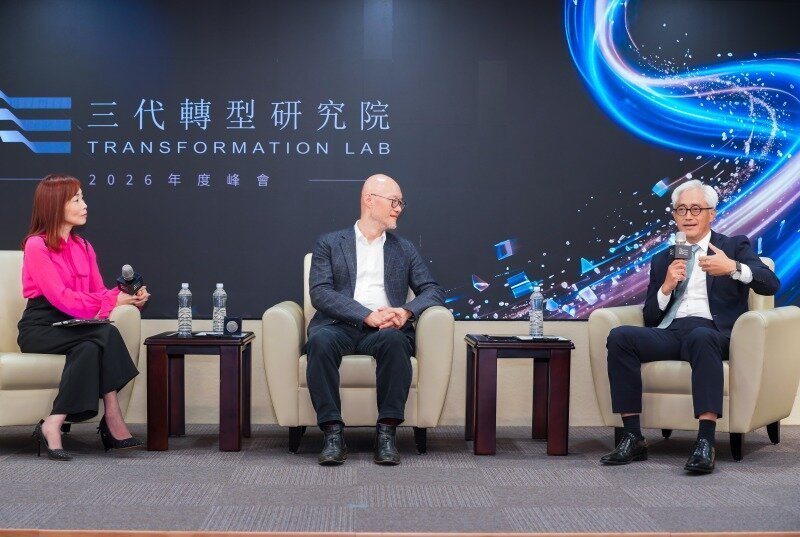 數總執行長王怡雯（左起）在「關鍵時刻的抉擇現場」交流環節，訪問Line Taiwan執行長陳立人、第一化成控股董事長胡湘麒。臺灣數位企業總會／提供